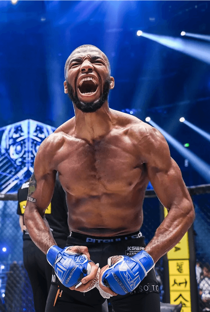 Super Prodige célébrant une victoire dans la cage